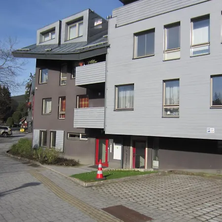 Family Resident S Terasou, Garazi, Kuchynskou Linkou, Vhodne I Pro Rodiny S Detmi, U Sjezdovky Pro Deti, Bobove Drahy, Free Garage, Free Wifi, Vyhled Do Zahrady S Posezenim Na Terase, Detske Hriste V Arealu Lägenhet