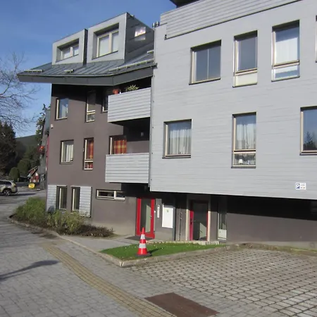 Family Resident S Terasou, Garazi, Kuchynskou Linkou, Vhodne I Pro Rodiny S Detmi, V Tesne Blizkosti Anenskeho Udoli, Bobove Drahy, Free Parking, Free Wifi, Vyhled Do Zahrady S Posezenim Na Terase, Detske Hriste V Arealu Apartamento